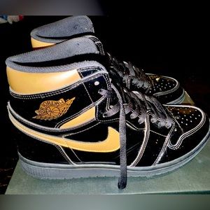 Jordan 1 black and gold. Rare!